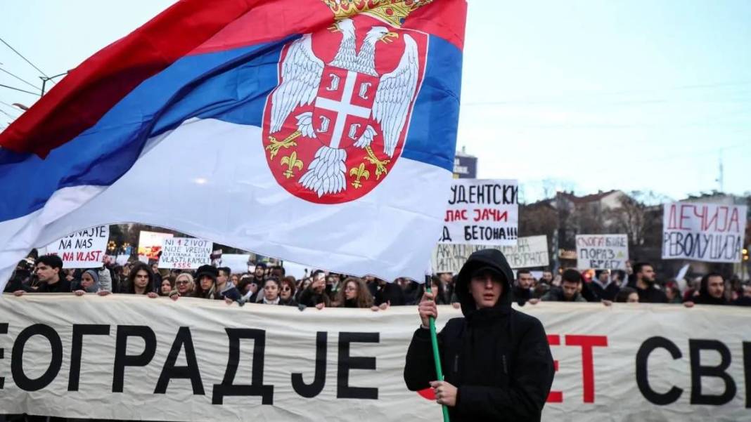 Tren istasyonunda 15 kişi ölmüştü... Belgrad'da hükümet protestosu 1